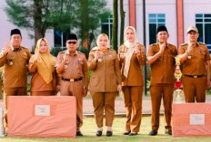 Bupati Musi Rawas Serahkan Penghargaan Pemenang Lomba PHBS dan Posyandu