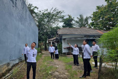 Cegah Penyelundupan Narkoba, Petugas Lapas Narkotika Muara Beliti Sisir Rutin Brandgang Luar