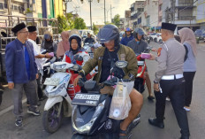 Kampanyekan Tertib Lalu Lintas dan Anti Hoax, PWI dan Polisi Berbagi Takjil Sekaligus Edukasi