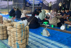 Kurangi Sampah Plastik, Warga Brebes Gunakan Daun Pisang untuk Bungkus Daging Kurban