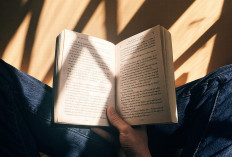  Di Balik Budaya Scroll, Survei Ungkap Gen Z Jadi Generasi Paling Gemar Membaca