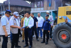 Herman Deru Jalan Kaki Cek Jalan Rusak di Muara Pinang, Perbaikan Bertahap Dilakukan