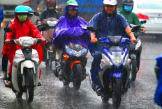 7 Tips Aman Berkendara Motor Saat Musim Hujan