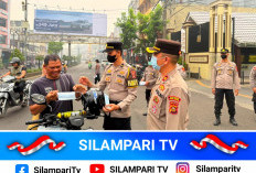 Polres Lubuk Linggau Turun ke Jalan, Bagikan Masker Gratis di Tengah Kabut Asap