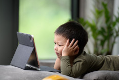 Waspadai Dampak Screen Time Berlebih pada Anak dan Cara Mengatasinya