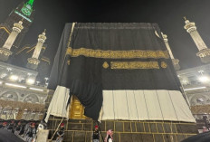 Pergantian Kiswah Ka'bah: Baitullah Bersalin Jubah, Menyambut Tahun Baru Hijriah Penuh Harapan & Kesucian