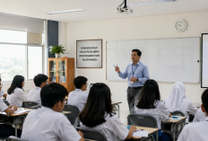 Benarkah Guru Honorer Tak Bisa Mengajar Lagi di 2027? Ini Faktanya