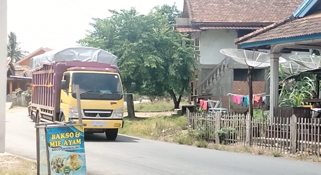 Truk Lebihi Muatan Dilarang Lewati Jalan Negara