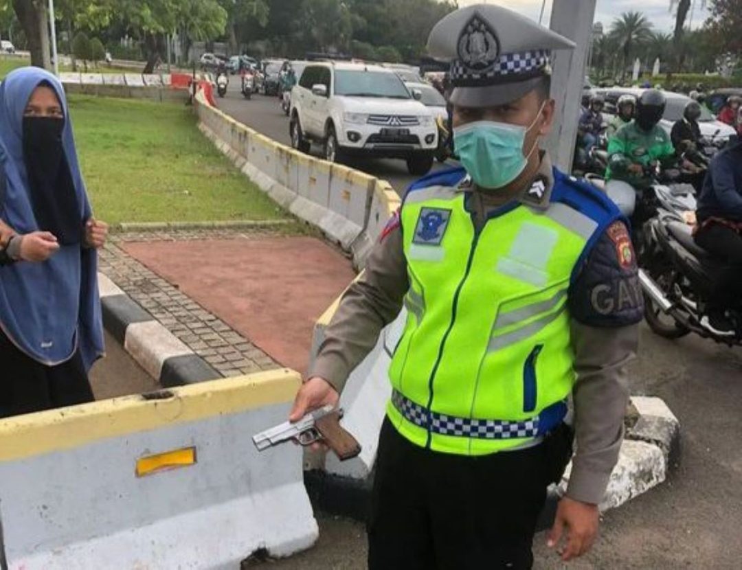 Todongkan Pistol ke Paspampres di Depan Istana Negara, Perempuan Bercadar Diamankan