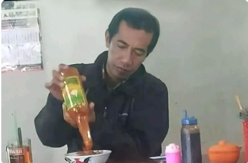 Terciduk ‘Presiden Jokowi’ Makan Bakso Sendirian