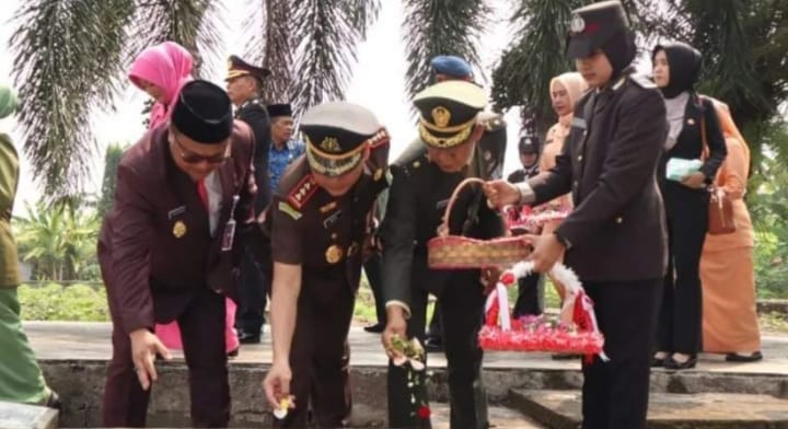 Pj Wali Kota Lubuklinggau, Pimpin Upacara Hari Pahlawan ke-78 Tahun 2023 di Makam Pahlawan Lubuklinggau