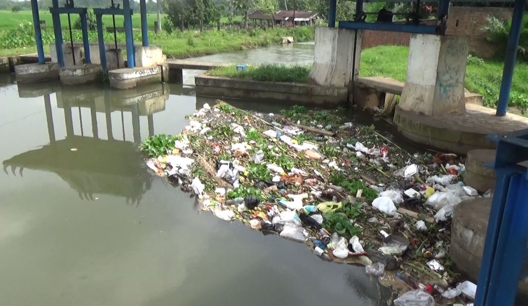 Saluran Irigasi Ketuan II Dipenuhi Sampah