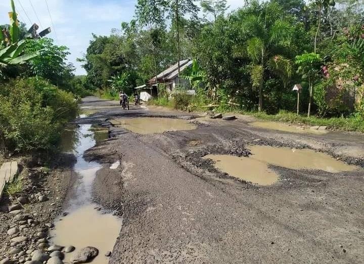 Bupati Mura Janjikan Jalan Rusak Diperbaiki