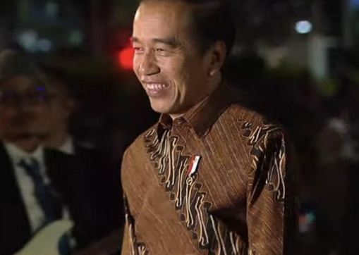 Presiden Jokowi Ikut Dalam Perayaan Istana Berbatik Di Depan Istana Merdeka Jakarta