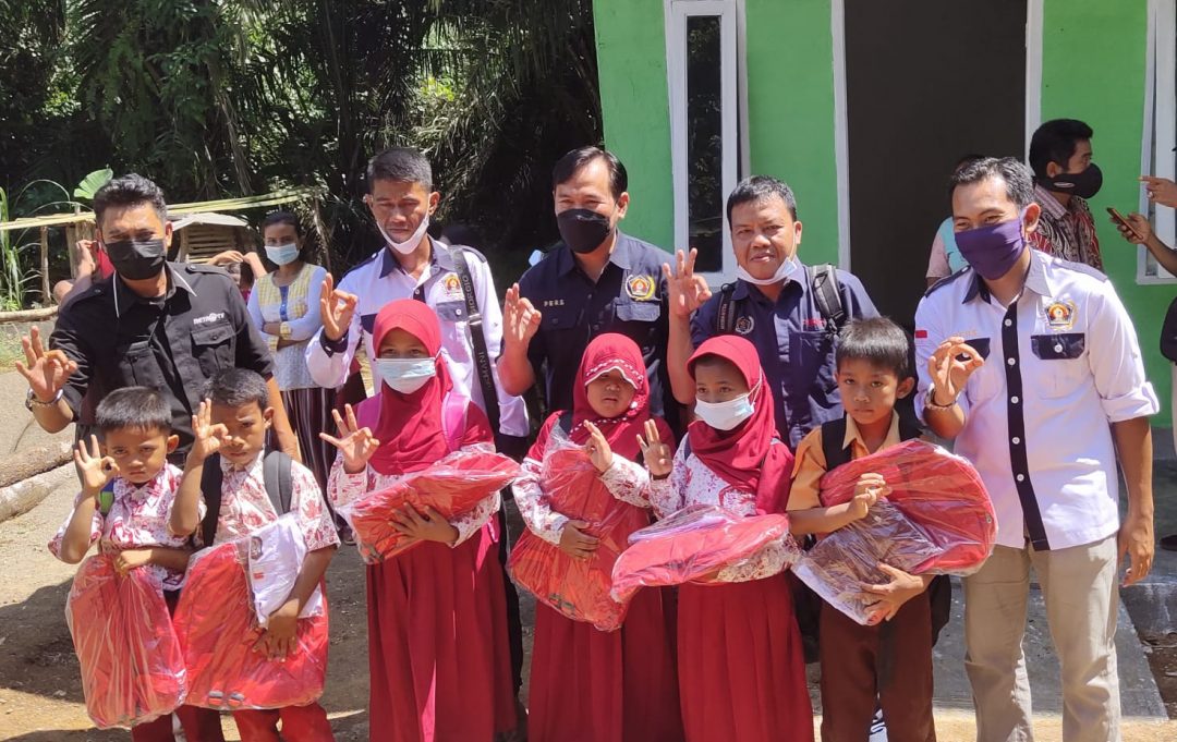 PWI Mura dan SKK Migas Berikan Bansos Perlengkapan Sekolah