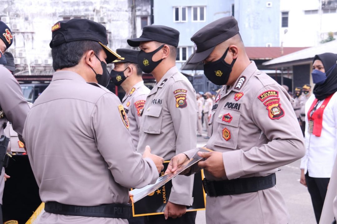 Dua Anggota Polres Mura Terima Penghargaan dari Kapolda