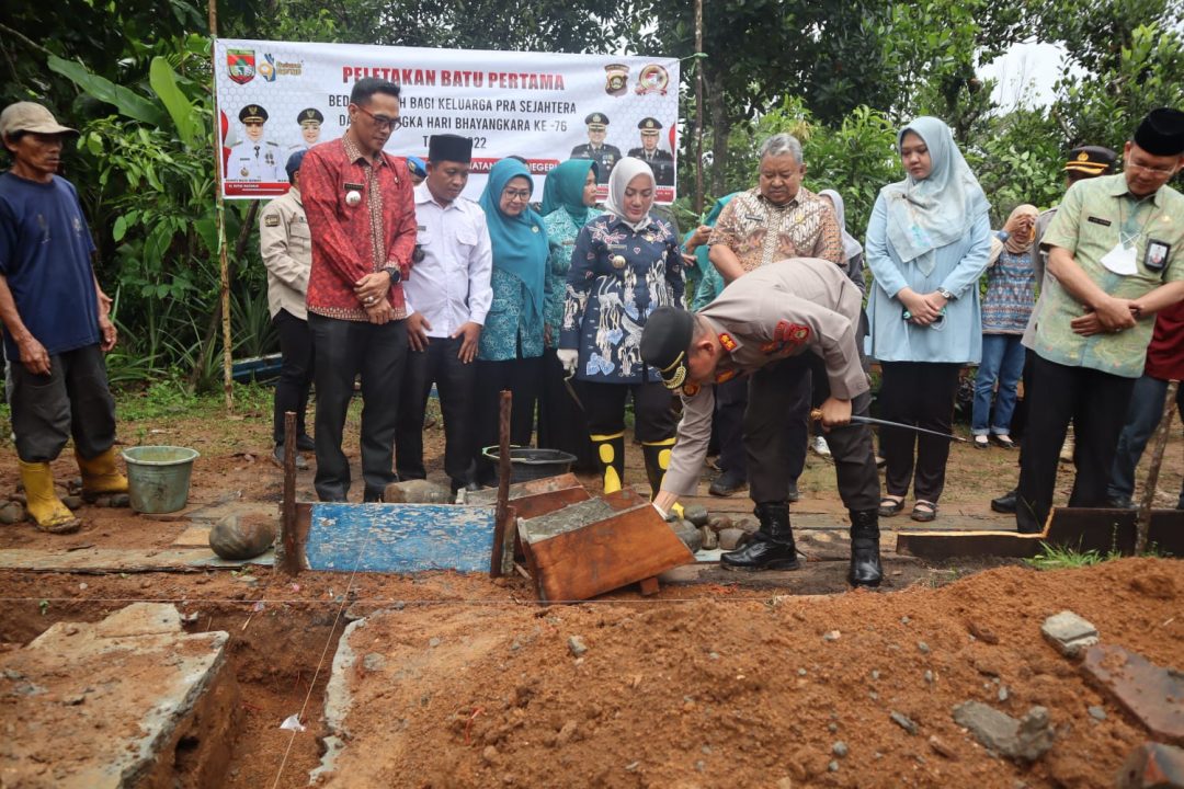 Kapolres Mura Peletakan Batu Pertama Rumah Masyarakat Pra Sejahtera