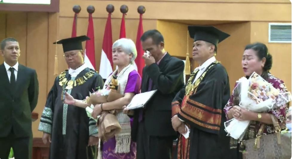 Tangis Ayah Brigadir J Pecah saat Gantikan Wisuda sang Anak