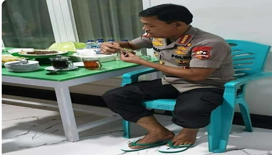 Foto Idham Azis Duduk ‘Bermodal’ Sendal Jepit