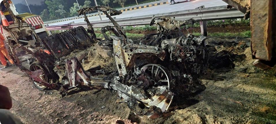 Waw! Porsche Tabrak Truk Hingga Hangus Terbakar di Tol Jagorawi