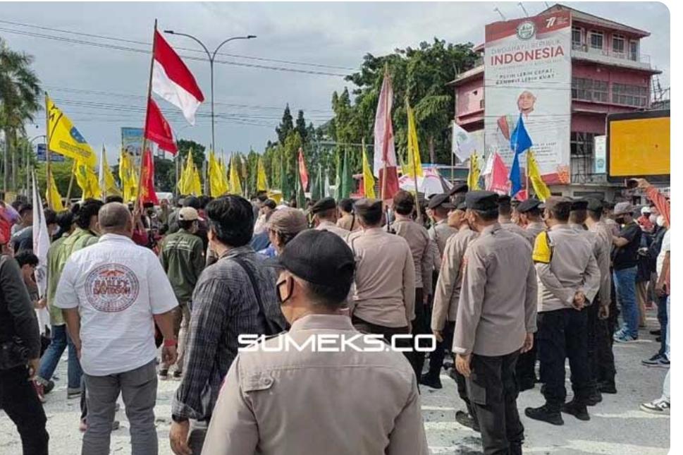 Massa Elemen Mahasiswa Bakar Ban di Simpang Charitas