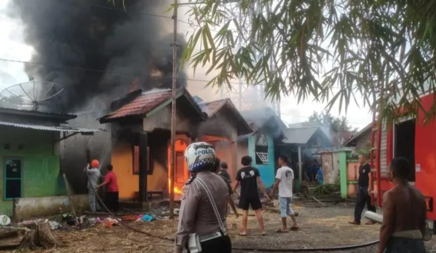 Konsleting Listrik Penyebab Dua Rumah di Megang Terbakar