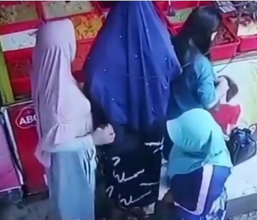 Emak-emak Nyopet di Pasar Terekam Kamera CCTV