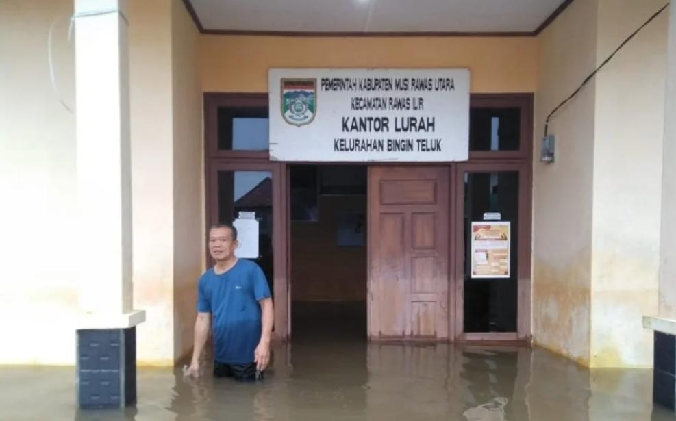 Waduh! Banjir di Muratara Rendam Kantor Lurah dan Sekolah