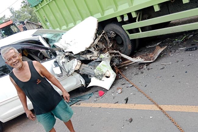 Tabrakan Beruntun di Ogan Ilir, Innova Hajar Truk dan Menyasar Bus Warna Hijau Sampai Mutar Berbalik Arah