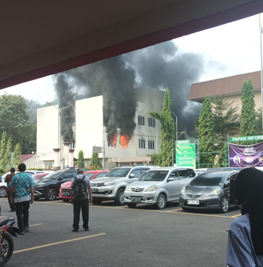 Gedung di Politeknik Negeri Sriwijaya Bukit Besar Terbakar