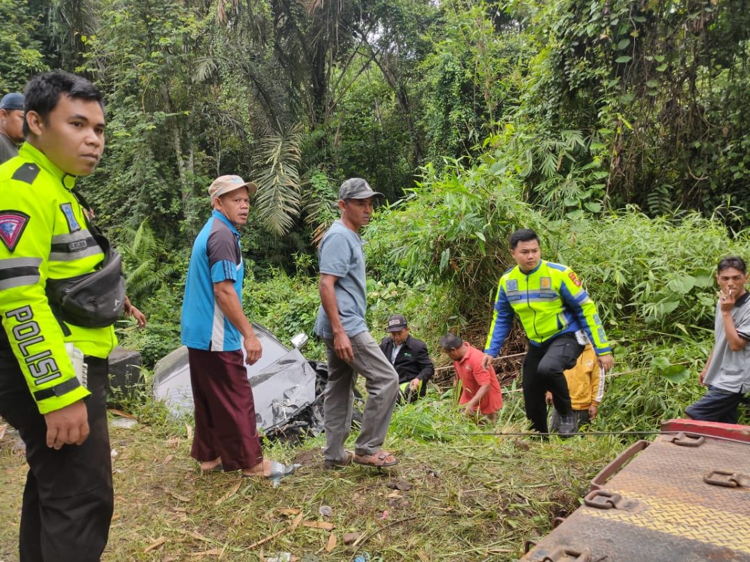 Aksi Humanis, Satlantas Polres Musi Rawas Polda Sumsel Bantu Dan Evakuasi Korban Laka Lantas Tunggal