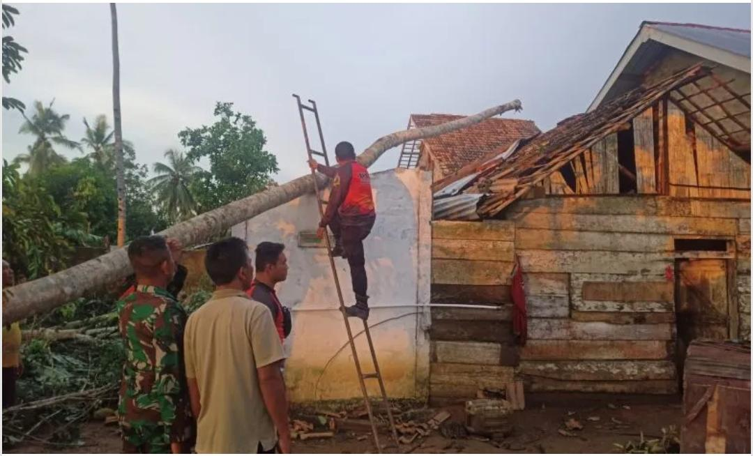 Angin Kencang Rusak 30 Rumah di Paduraksa