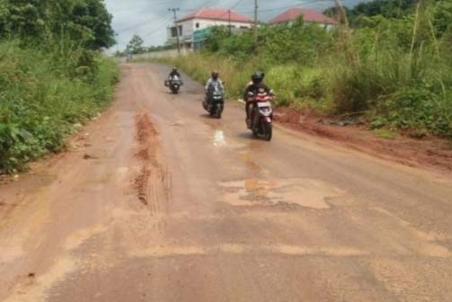 Jalan Akses Tertutup Lumpur dan Licin