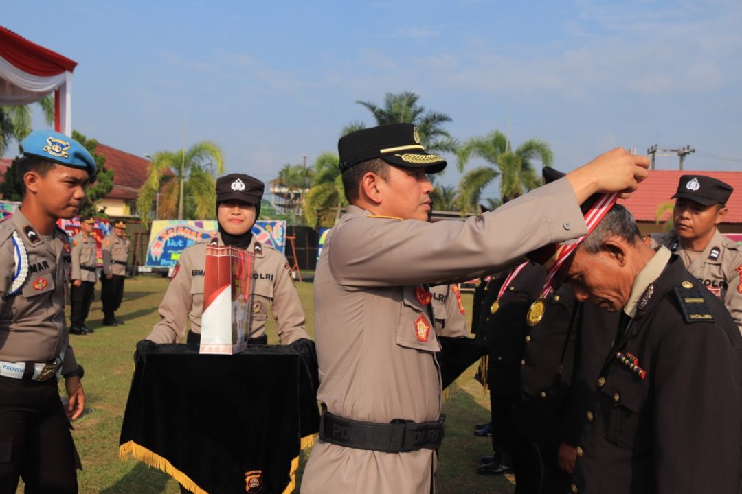 Wisuda Purna Bhakti 8 Personel Polres Mura